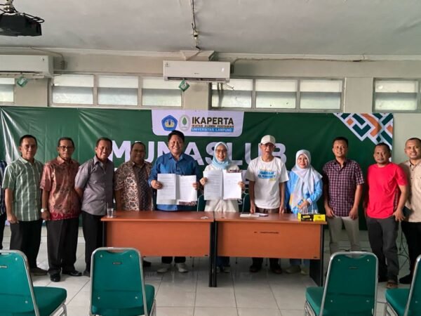 Penyerahan gedung dari Dekan FP Unila ke ketua umum IKAPERTA Unila