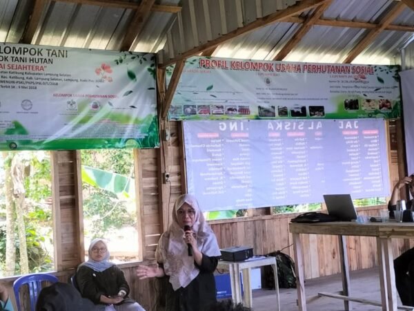 Dosen Kehutanan Unila Kembangkan Biochar dari Limbah Pala untuk Petani Katibung