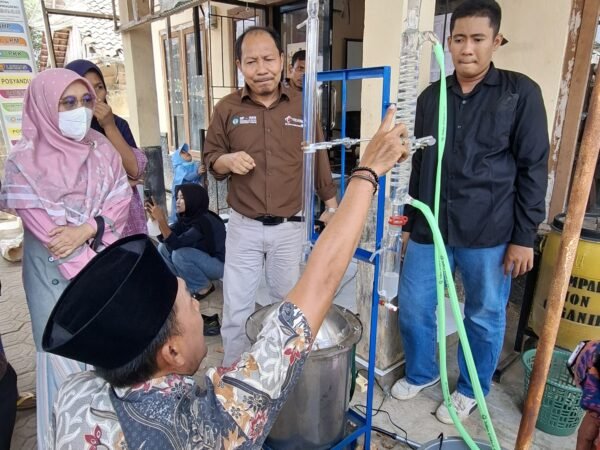 Riset Unila Turun ke Pekon, Limbah Daun Cengkeh Diolah Jadi Produk Bernilai Ekonomi